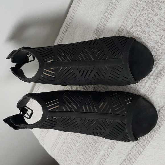 Shoe dazzle black wedge booties, Lazer cut, ankle strap, summer wedge, occasion - Picture 2 of 7